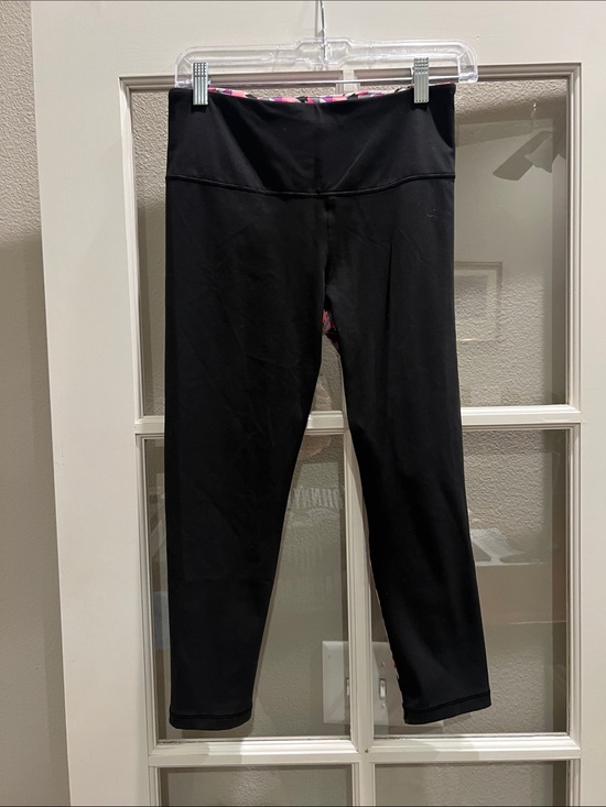 Victoria's Secret Pants - Victoria's Secret Black Capri Leggings with Pink Waistband Detail